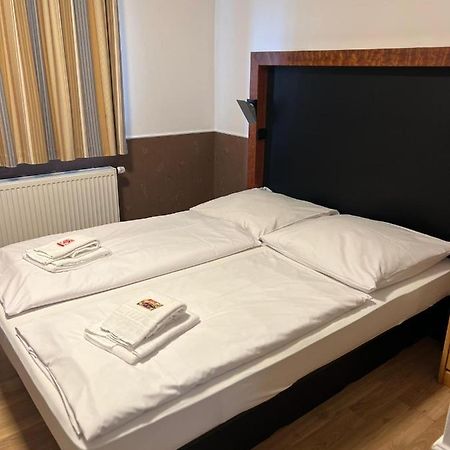 Hotel Castellana Lessien Bagian luar foto