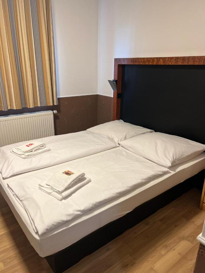Hotel Castellana Lessien Bagian luar foto