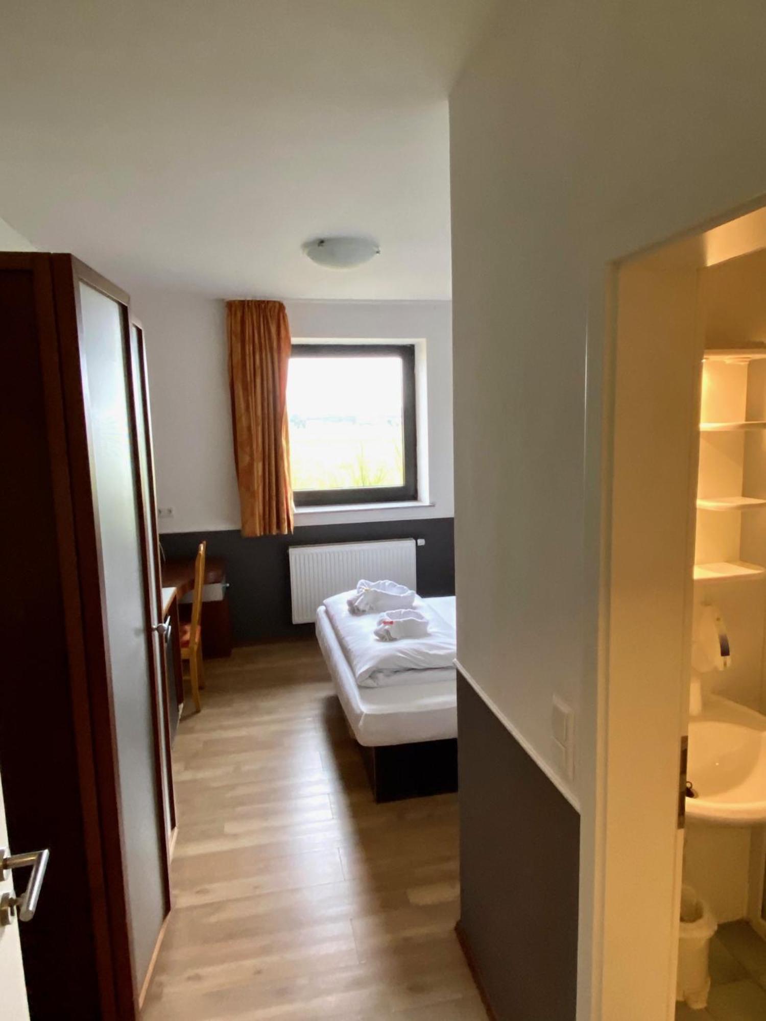 Hotel Castellana Lessien Bagian luar foto