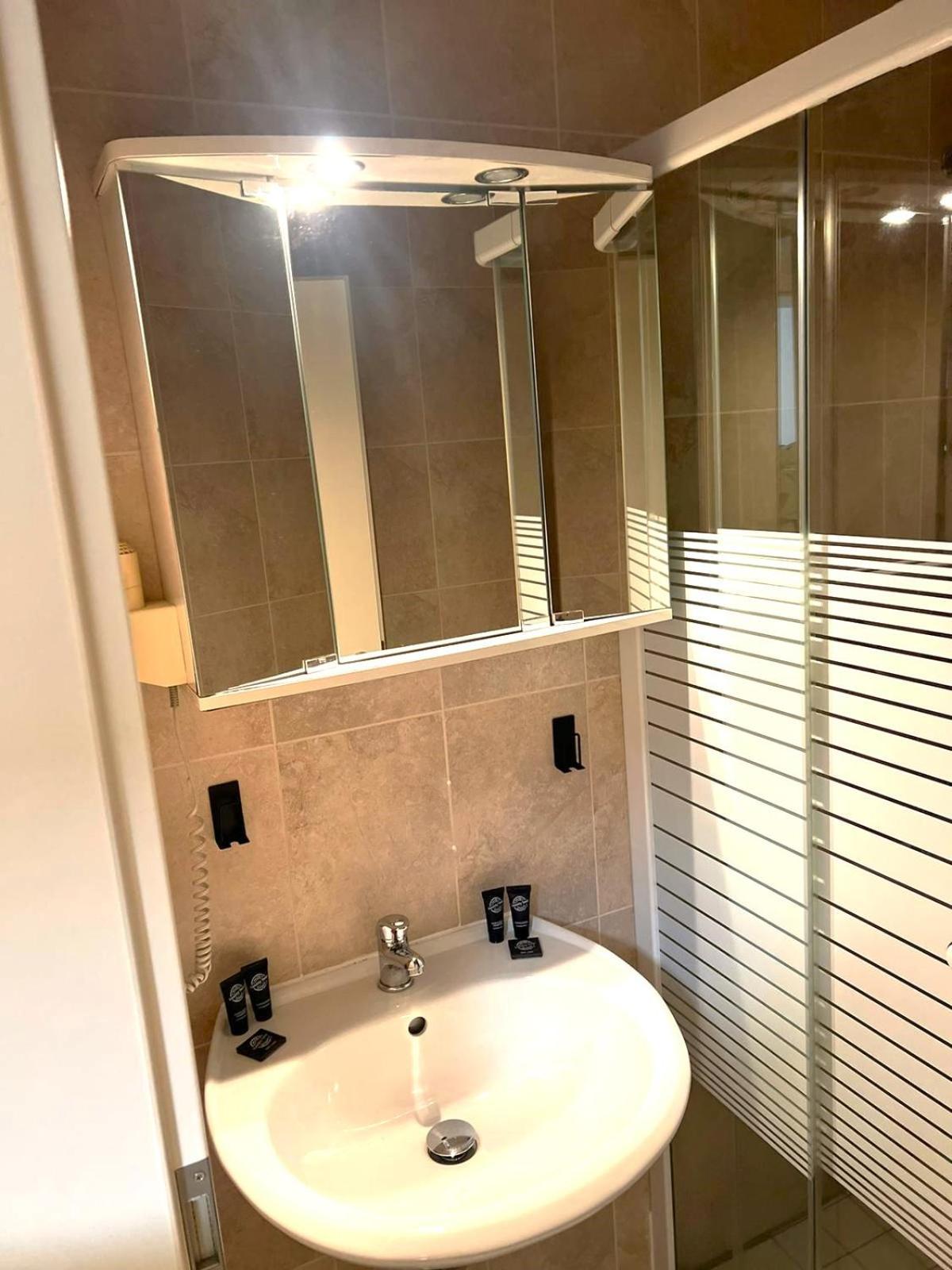 Hotel Castellana Lessien Bagian luar foto