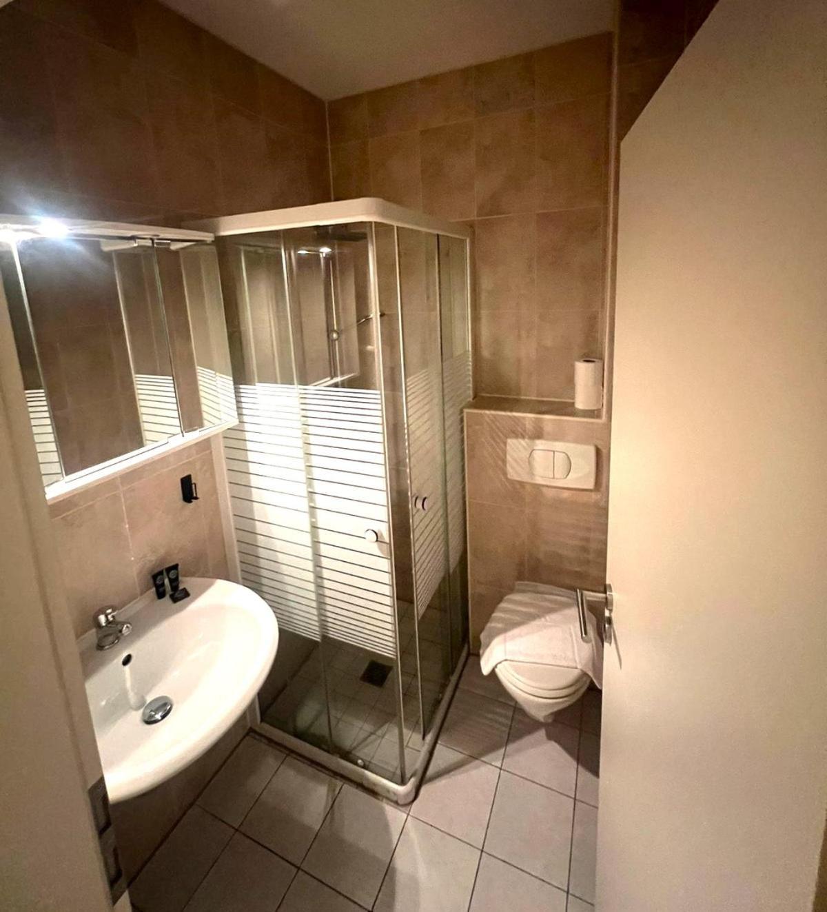 Hotel Castellana Lessien Bagian luar foto