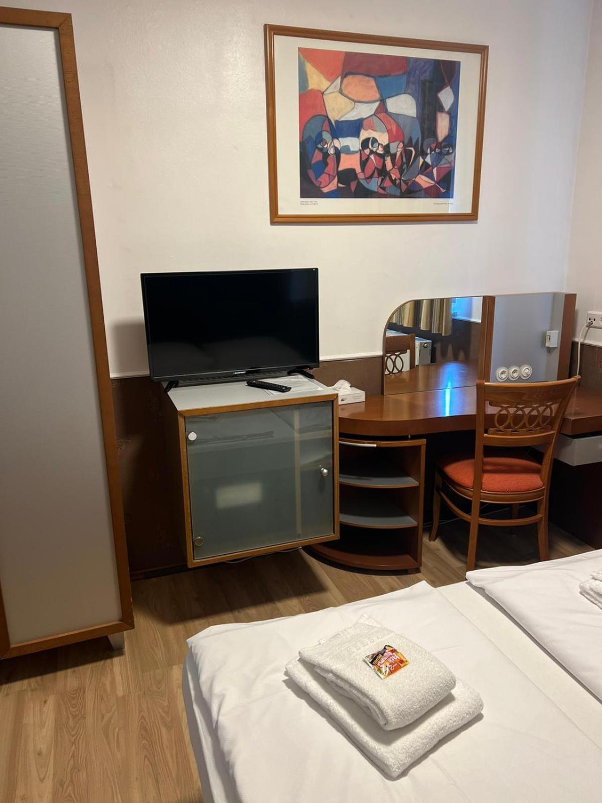 Hotel Castellana Lessien Bagian luar foto