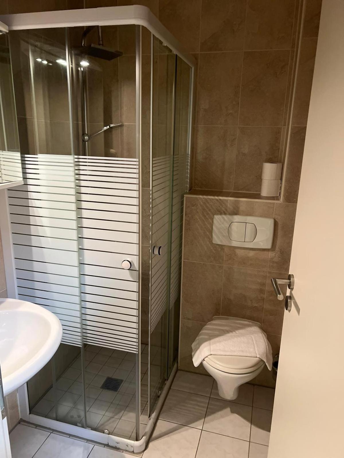 Hotel Castellana Lessien Bagian luar foto