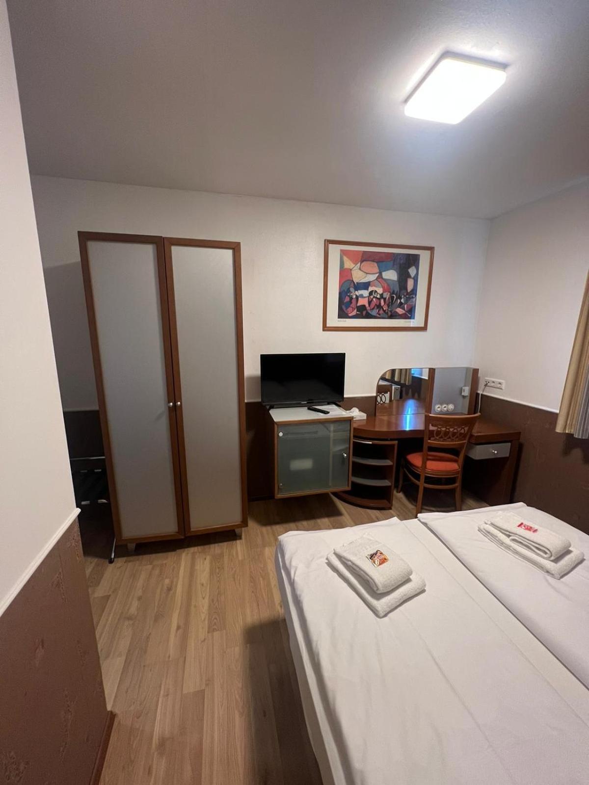 Hotel Castellana Lessien Bagian luar foto